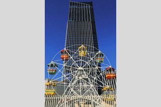 大車輪、名古屋・栄を見守り70年　オリエンタルビルの屋上観覧車