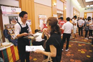 新商品発表会で試食楽しむ　津市内でぎゅーとら利用客ら参加