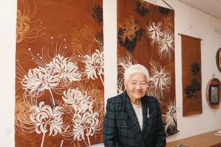 定年後に学んだ柿渋染めの世界　元教員・林さんがかつて勤務の一宮で初個展