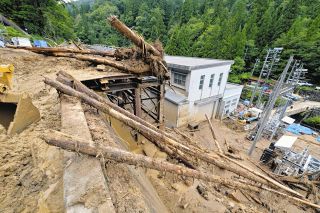 大雨で被害の水力発電所、復旧のめど立たず　山が崩落、土砂や木が入り込む
