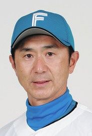 〝壁蹴り負傷〟の山田コーチが1軍復帰、「気合入れれば10日」ビッグボスの予想上回る回復力【日本ハム】