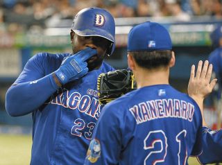 中日・サノー、初回に先制23号2ラン！ヤクルト・山野の初球カーブをフルスイング、増田の落球で出塁していた細川とともにホームへ