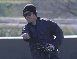 ヤクルト】小川泰弘が母校・創価大で始動 セ3連覇へ…色紙には「感」の