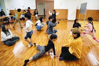 子どもの予想外の発言も怖くない！　三重大准教授が教職学生らと即興演劇のワークショップ