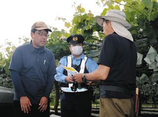 保管庫施錠や不審者チェックを　飯田でJA職員ら、農作物盗難防止へ巡回啓発
