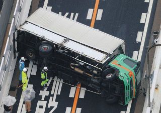 名古屋高速でトラック横転、通行止め解除