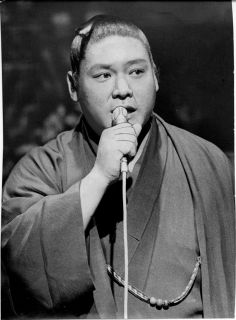 ◆イケメン増位山、現役時代…『そんな女のひとりごと』を歌い観衆を魅了【写真】