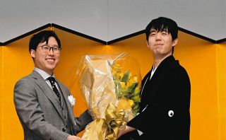 将棋・藤井聡太王位の就位式　「勝負の流れに左右されない力をつけなくては」