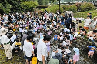 「あっち」「逃げた」夏の八百津に響く子どもたちの歓声　岐阜県八百津町でマスやイワナのつかみ取り大会
