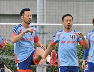 カズ”三浦知良、クセ強すぎの黄色ユニホームで先発出場 大学生相手に30