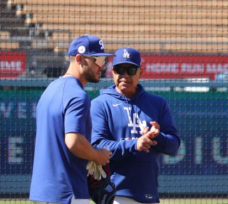 ロバーツ監督、球場に入るのに苦労…大谷翔平＆「デコピン