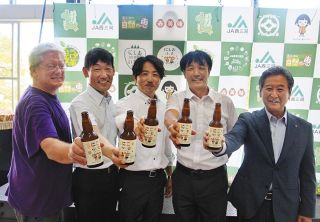 にこらいとをＰＲする都築組合長（右端）、判治部会長（右から２人目）、モーリーさん（左端）ら＝蒲郡市西浦町で
