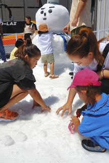 暑さ忘れて 雪ひんやり　富山駅北 子どもら「宝探し」夢中