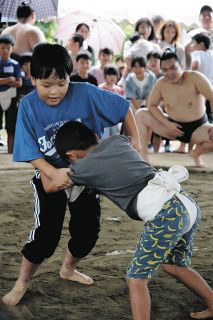 名古屋場所前に錣山部屋力士と小学生100人が「ちびっこ相撲」　ちゃんこ鍋も振る舞い