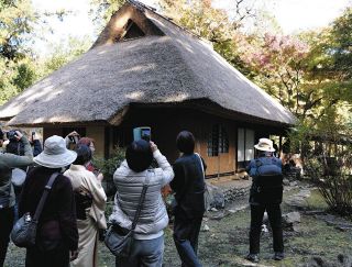 かやぶき屋根の五峰庵を間近に　多治見・虎渓山永保寺で特別公開