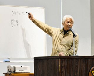 納得するまでやりたいことを　土岐出身の映画監督・塚本さん、母校・駄知中で語る