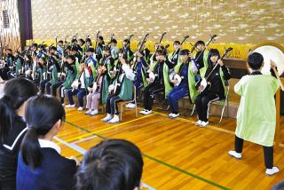 島崎藤村「夜明け前」にも草創期の姿が描かれた神坂小中学校が閉校　児童ら伝統の三味線披露
