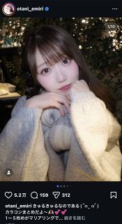 希望購入価格対応可能！！コメントへ。今森茉耶シールカード二枚セット。 ◇今森茉耶、写真集を手に別カット【写真】：中日スポーツ・東京中日