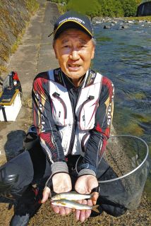 台風後のアユ粘釣　三重・長瀬太郎生川漁協管内