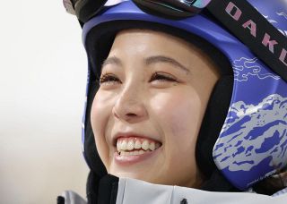 「ウエスト素晴らしいわー」高梨沙羅、サーフィン松田詩野との“腹チラ”ウエア姿に…ファン感激「引き締まった体」「モデルさんみたい」