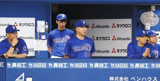 中日・上林誠知、ピンク！！ リストバンド・マスコットバット