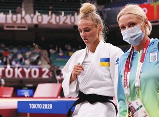 女子４８キロ級準決勝　渡名喜風南に敗れ、引き揚げるウクライナのダリア・ビロディド（左）