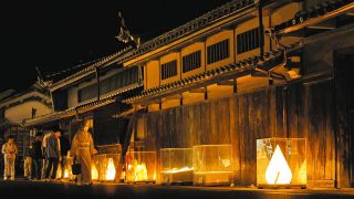 岐阜県美濃市で「美濃和紙あかりアート展」　うだつの上がる町並みを優しい光が包む