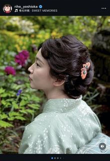 Sybilla 鳥プリント ノースリーブワンピース 長谷川京子さん着用 ◇長谷川京子、ノースリーブワンピースから伸びた美脚【写真】：中日