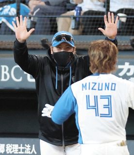 日本ハム】郡司裕也の折れたバットが球審の側頭部を直撃『 ヘルメット