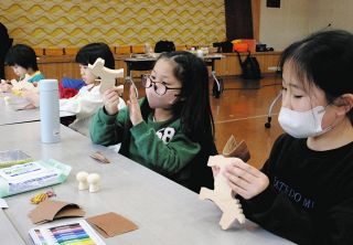 木曽馬のおもちゃできた　日義小児童、地場産ヒノキで作る