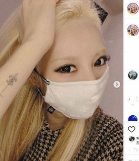 【写真】加藤紗里が披露した「クロムハーツ」のマスク姿