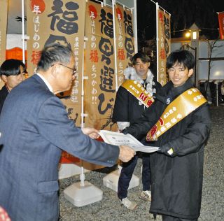 400メートル疾走、氷点下の熱い闘い　岐阜県中津川市で2度目の「福男選び」