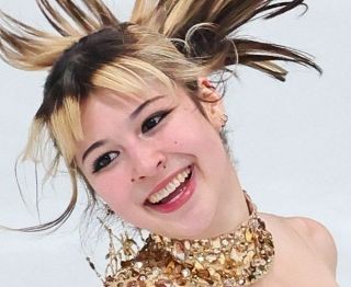 「見た瞬間、床に倒れ込んだ」女子フィギュア金メダリストのアリサ・リュウ、トップス“一カ所どめ”斬新ドレス、ファン卒倒「冗談でしょ」「ファンキー感たっぷり」