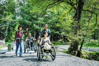 パワースポットの戸隠を誰もが楽しんで！　アウトドア用車いすなど貸し出し強化