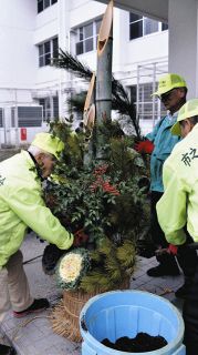 市之倉小に手作り門松　多治見の住民有志「良い正月に」