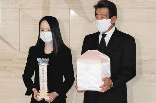 神田沙也加さんの葬儀を終え、神田正輝と松田聖子が会見｢しばらくの間、そっとしておいていただければ…｣