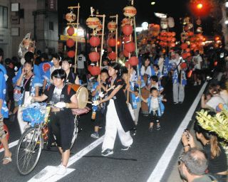 鮮やかなちょうちん行列「ギオンバ」　中津川・津島神社の例祭