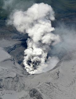 「阿蘇山噴火」噴煙立ちこめるライブ映像に衝撃相次ぐ…「ここまでの噴火映像は記憶にない」「動画みたけどえぐ」トレンド1位に急浮上