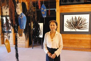 浜辺の海藻が押し葉アートに　東京都の栗又さん、鳥羽市・海の博物館で作品展