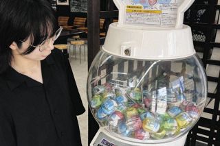 長野県大町市の「地域ガチャ」予想以上に売れてます！　市のキャラをアクリルチャームに