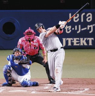巨人】前監督の高橋由伸さんが始球式に登場 侍ジャパンのユニホーム姿