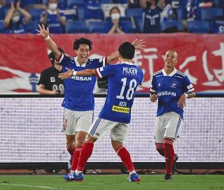 13年ぶりの「横浜ダービー」は王者マリノスが”後輩”FCを圧倒　五輪世代の遠藤がダメ押しヘッド！