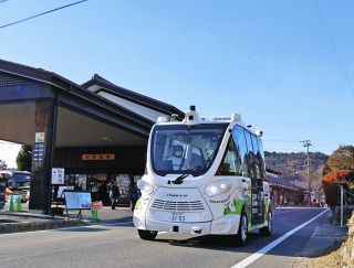 馬籠宿で自動運転バスの実証実験始まる　中央道神坂PAとの交通利便性向上へ