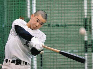 打撃練習する竹島選手＝神戸町で