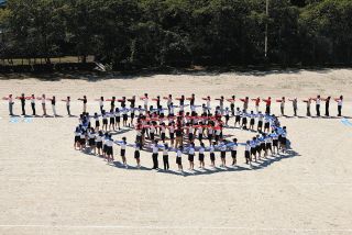 恵那・明智中で人文字作り空撮　26年春に統合の5中学で閉校記念行事
