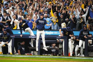 「電流が走った」 ブルワーズ、0ー4から逆転しWS開幕2連勝、世界一確率83％！ 決勝打は新人プラット、失策カバーし笑顔「思い出せないほど興奮したよ」
