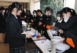 学んだ伊勢茶の魅力をアピール　川越高生がカフェでおもてなし