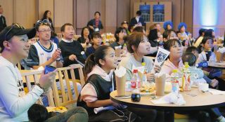 県ふるさと文学館 作家の刀根さん（敦賀市出身）個展 温かみある絵本