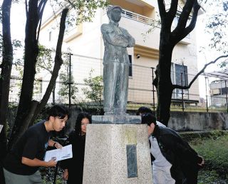 ＜爪痕　伊那谷の戦後80年＞（11）　飯田高校にある男性生徒の銅像、込められた思いとは