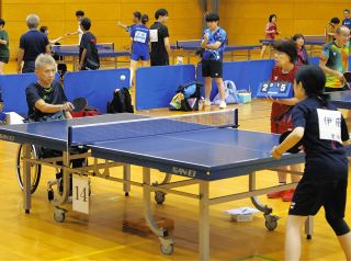 障害の有無関係なく卓球熱戦　西尾市で10～80代の男女152人参加